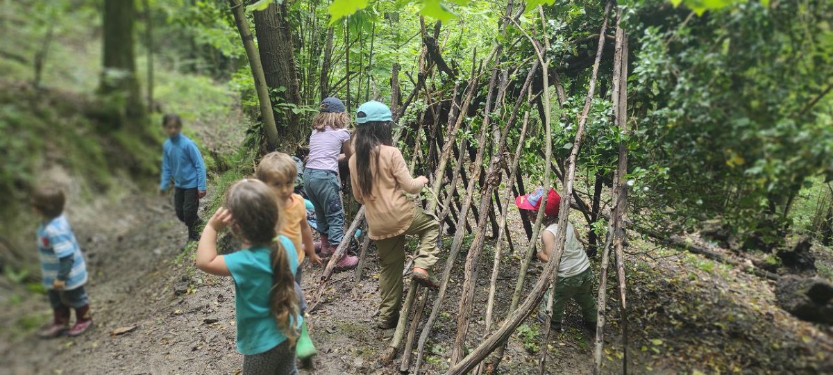 i bambini che costruiscono un rifugio